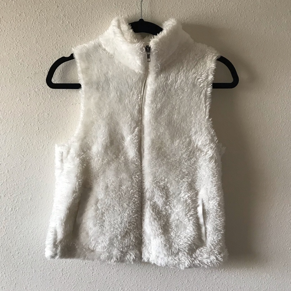 white fuzzy vest | size: x-small